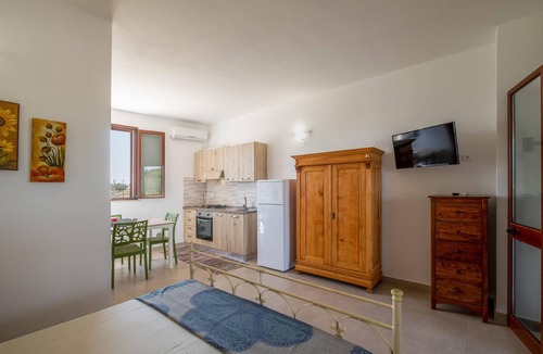 Uggiano la Chiesa Apartment | Apartment 'Villa Maddalena - Monolocale 1' close to the Sea with Garden & Wi-Fi
