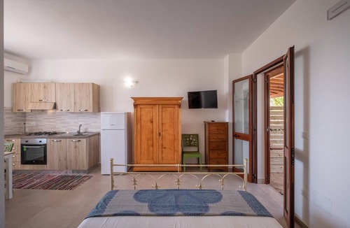 Uggiano la Chiesa Apartment | Apartment 'Villa Maddalena - Monolocale 1' close to the Sea with Garden & Wi-Fi