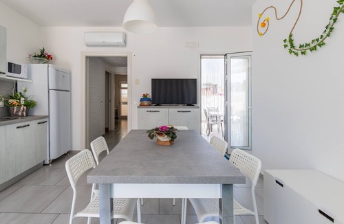 Marina di Ragusa Apartment | Apartment "Villa Vani - Appartamento 1" with Sea View, Pool, Terrace & Wi-Fi
