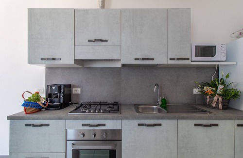 Marina di Ragusa Apartment | Apartment "Villa Vani - Appartamento 1" with Sea View, Pool, Terrace & Wi-Fi