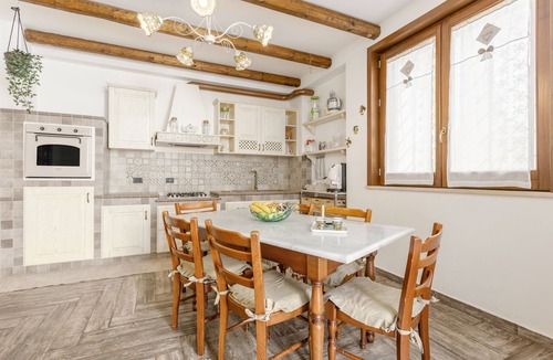 Mondello Apartment | Apartment 'Villa Mutolo' with Mountain View, Wi-Fi and Air Conditioning