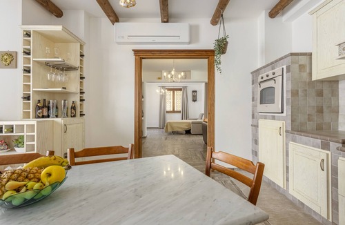 Mondello Apartment | Apartment 'Villa Mutolo' with Mountain View, Wi-Fi and Air Conditioning