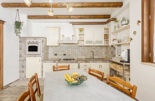 Mondello Apartment | Apartment 'Villa Mutolo' with Mountain View, Wi-Fi and Air Conditioning
