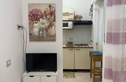 Ostiense House | Apartment with a Balcony - Metro Line B, San Paolo Station - (8' and you're at the Colosseum)