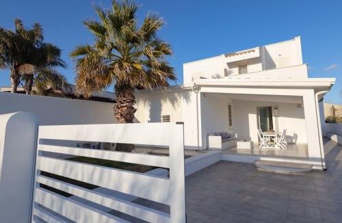 Tre Fontane Apartment | Apartment Wohnung 'Weiße Villa al Mare by Interhome