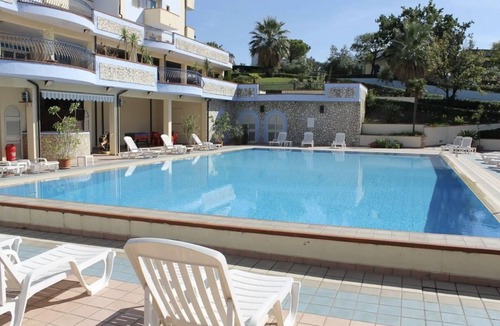 Scalea Apartment | Apartments with a tennis court and a barbecue