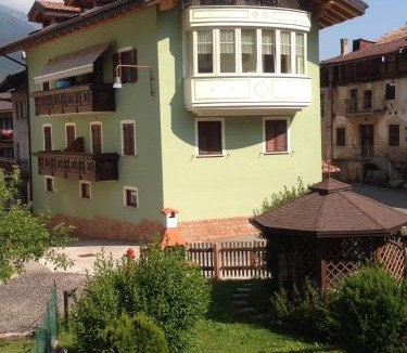 Cavedago Apartment | Appartamenti Villa dei Fiori & Piscina