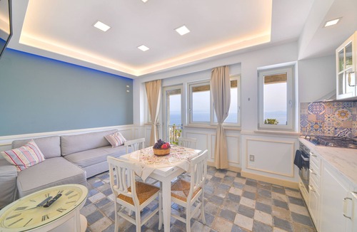 Lacco Ameno House | Appartamento con Balcone - Belgodere Apartments