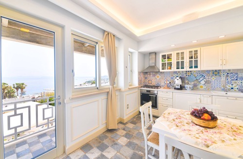 Lacco Ameno House | Appartamento con Balcone - Belgodere Apartments