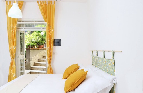 Chiaia Apartment | Appartamento con giardino a Mergellina by Wonderful Italy