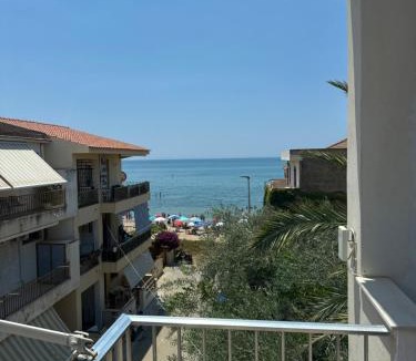 Casuzze Apartment | Appartamento Fronte Mare con Ampio Terrazzo - Privitera