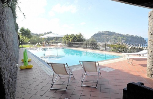 Lacco Ameno House | Appartamento Lindora A: A bright and elegant apartment that is part of a villa situated in a quiet location, a few minutes from the town center, with Free WI-FI.