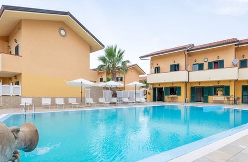 Laura House | Atmospheric Apartment in Paestum with Swimming Pool