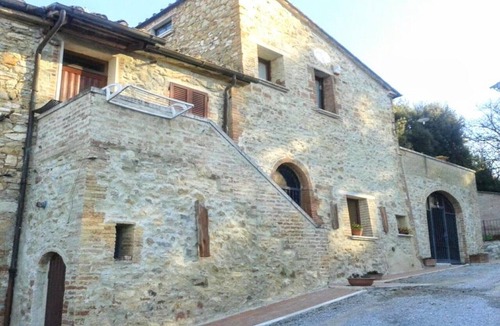 Serre di Rapolano Apartment | Authentic Tuscany Escape with Garden, Near Siena & Chianti