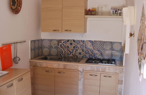 Caucana-finaiti-casuzze-finaiti Nord House | Available July 4–18: CASA ROSSA with a garden overlooking the sea