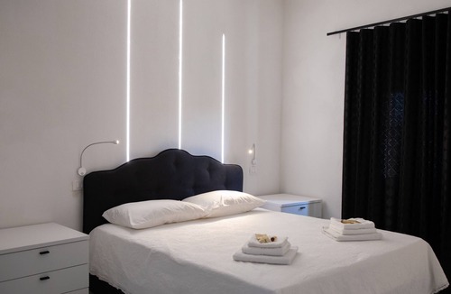 Pietramontecorvino House | B&B Black & White