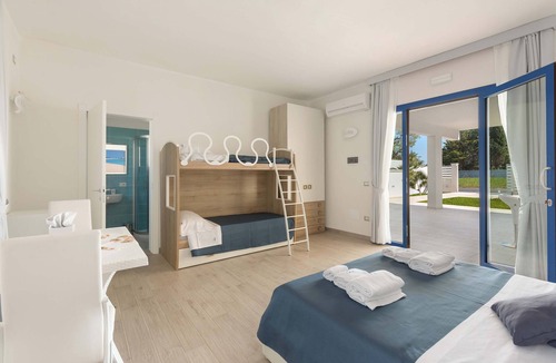 La Strea House | B&B Dreams and Delights - Familiare Street View