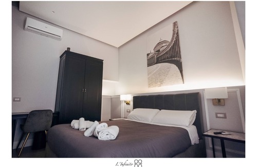 Quartieri Spagnoli Bed & Breakfast | B&B L'Infinito 88 Charmant Rooms - Room 1 - King Superior with balcony