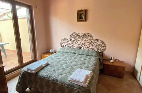 Ogliara Bed & Breakfast | B&B La Rosa: cozy attic room with terraces and spacious living room
