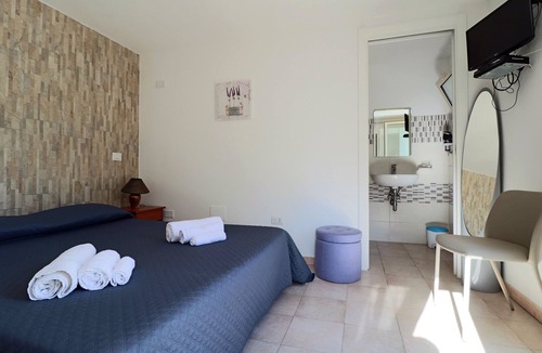 Gasponi Bed & Breakfast | B&B room with swimming pool