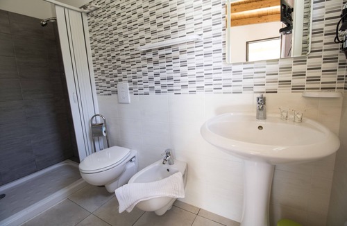 Gasponi Bed & Breakfast | B&B room with swimming pool