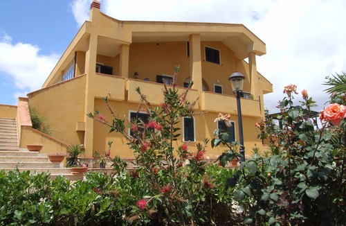 Caltanissetta Villa | B&B S. ELIA GREEN room: ENCHANTING VILLA IMMERSED IN THE HISTORICAL DUBINI PARK