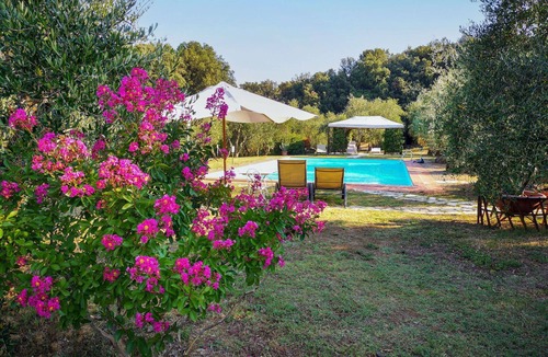 Simignano House | Beautiful apartment in villa for 2 guests with pool, WIFI, terrace, pets allowed and panoramic v.