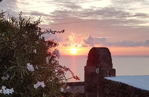 Pantelleria Villa | Beautiful dammuso with swimming pool on the cliff in Tracino