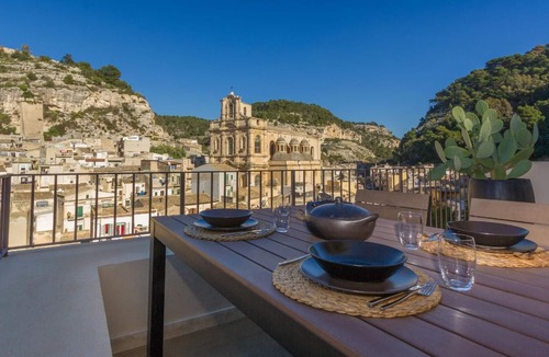 Scicli House | Beautiful Holiday Apartment in Scicli with Furnished Terrace and Beautiful View