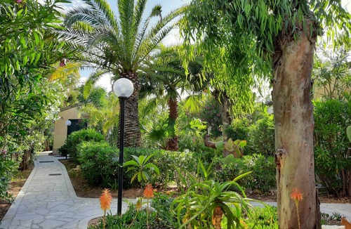 Marina di Modica House | Beautiful centrally located bungalow directly on the sandy beach