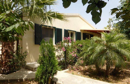 Marina di Modica House | Beautiful centrally located bungalow directly on the sandy beach