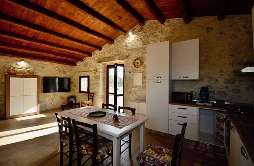 Chiaramonte Gulfi Villa | Beautiful private villa with A/C, private pool, WIFI, TV, patio, pets allowed and panoramic view