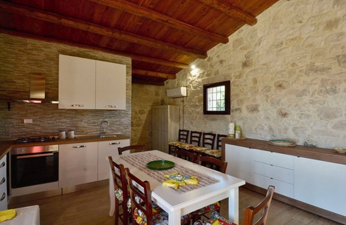 Chiaramonte Gulfi Villa | Beautiful private villa with A/C, private pool, WIFI, TV, patio, pets allowed and panoramic view