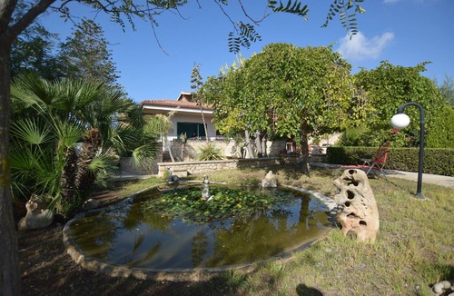 Marina di Modica Villa | Beautiful private villa for 7 people with WIFI, A/C, hot tub, TV and patio