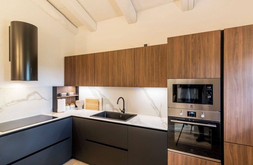 Viterbo Villa | Beautiful private villa for 8 people with hot tub, WIFI, A/C, TV and balcony