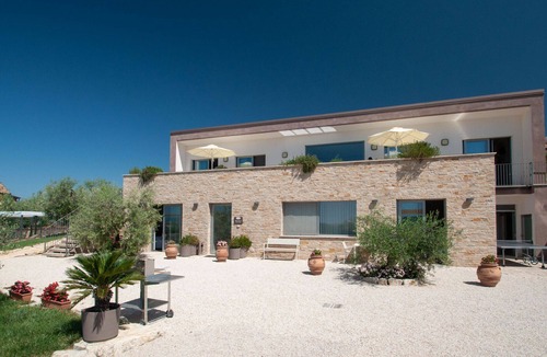 Loreto Villa | Beautiful private villa with WIFI, private pool, A/C, TV, patio, pets allowed and panoramic view