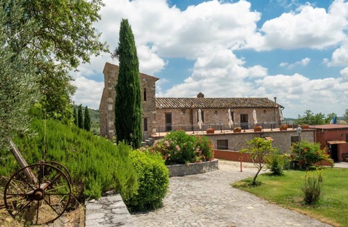 Agello Bed & Breakfast | Beautiful room for 2 people with A/C, WIFI, pool, TV, veranda and pets allowed, close to Perugia