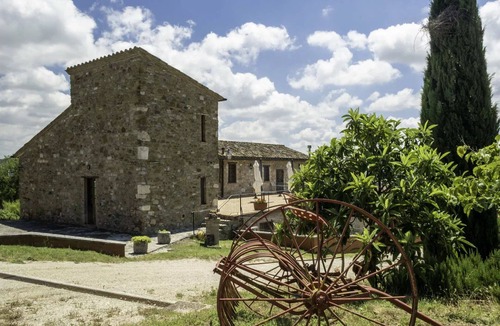 Agello Bed & Breakfast | Beautiful room for 2 people with A/C, WIFI, pool, TV, veranda and pets allowed, close to Perugia