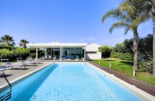 Ragusa Villa | Beautiful villa in a modern style, with swimming pool, solarium and garden.