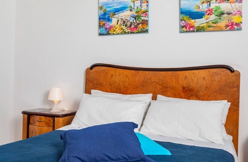 Aci Sant'Antonio Bed & Breakfast | Bed and Breakfast 'Carolea' with Shared Pool, Wi-Fi and Air Conditioning
