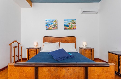 Aci Sant'Antonio Bed & Breakfast | Bed and Breakfast 'Carolea' with Shared Pool, Wi-Fi and Air Conditioning