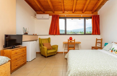 Aci Sant'Antonio Bed & Breakfast | Bed and Breakfast 'Carolea - Nocellara Dell'Etna' with Shared Pool, Wi-Fi and Air Conditioning