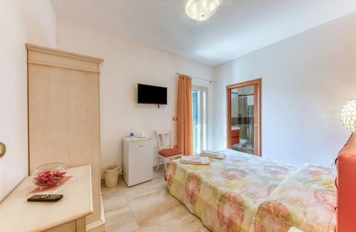 Salve Bed & Breakfast | Bed and Breakfast 'Tallyho Melograno' with Shared Terrace, Wi-Fi and Air Conditioning