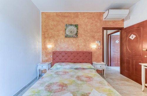 Salve Bed & Breakfast | Bed and Breakfast 'Tallyho Melograno' with Shared Terrace, Wi-Fi and Air Conditioning
