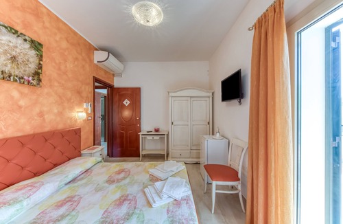 Salve Bed & Breakfast | Bed and Breakfast 'Tallyho Melograno' with Shared Terrace, Wi-Fi and Air Conditioning