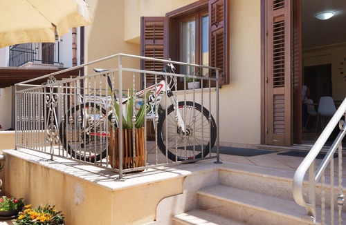 San Vito Lo Capo Apartment | Bike Holiday Home Apartment with Mountain View, Wi-Fi, and Air Conditioning