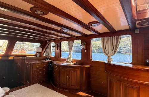 Lampedusa Boat Rental | Caicco Silver Star 2 by Blue Marine