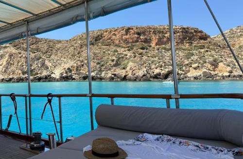 Lampedusa Boat Rental | Caicco Silver Star 2 by Blue Marine