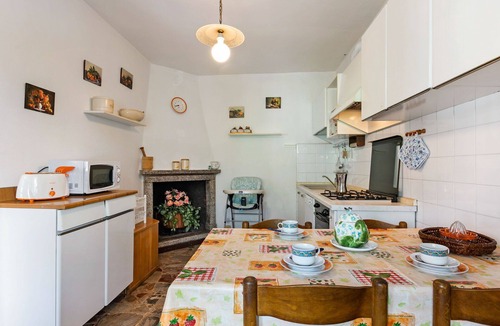Vignola House | Casa Ambrogio, 3Br with Parking By Halldis