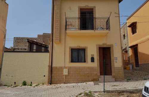 Ioppolo Giancaxio House | Casa dalle valli del castello